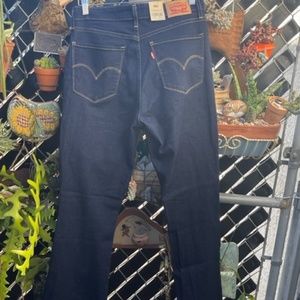 Woman's Dark Blue Levi Jean size 725 W30 L32. Size 10